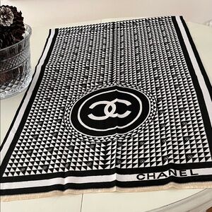CHANEL Monochrome Triangular Pattern Scarf